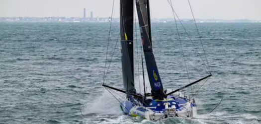 Vendée Globe - Charlie Dalin au large de Penmarc'h